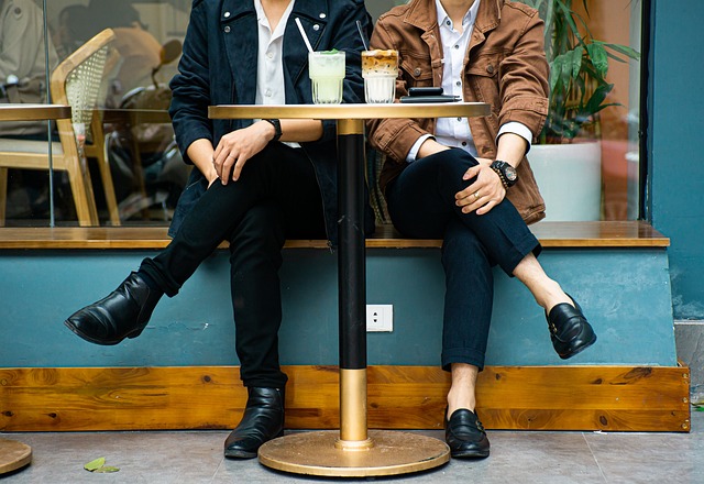 カフェに座っている男女