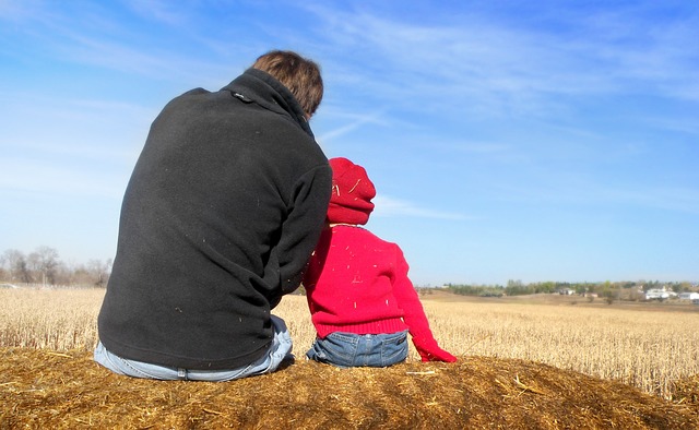 一緒に座っている子供と男性